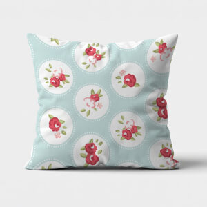 Poduszka dekoracyjna na miętowym tle z różowymi kwiatowymi medalionami, widok frontalny