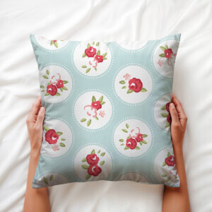 Dłoń trzymająca poduszkę, detal wzoru z medalionami i kwiatami na miętowym tle