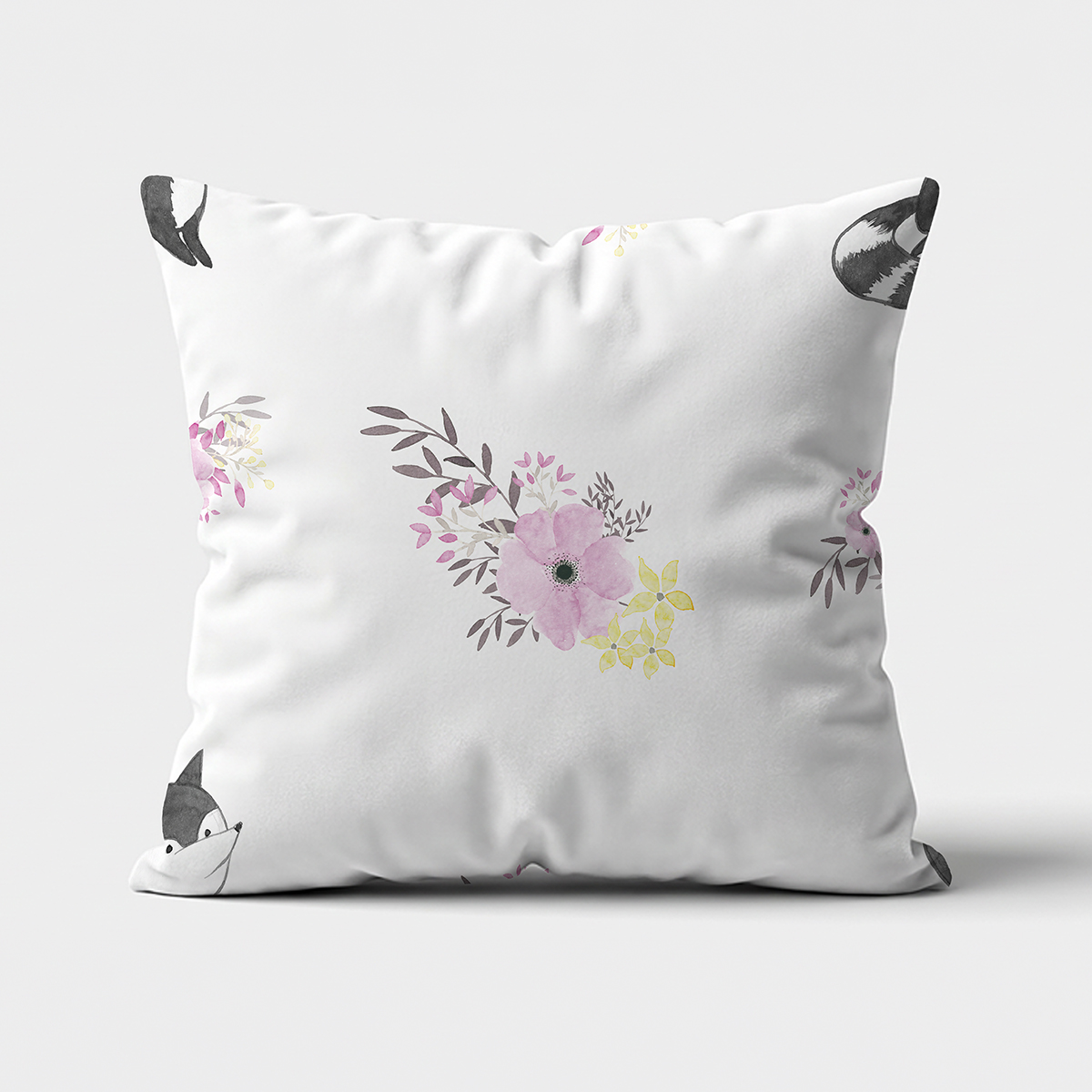 Poduszka dekoracyjna z motywem lisów i akwarelowych kwiatów, widok frontu