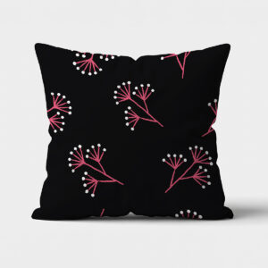 Czarna poduszka dekoracyjna z różowymi gałązkami i białymi kropkami, widok z przodu