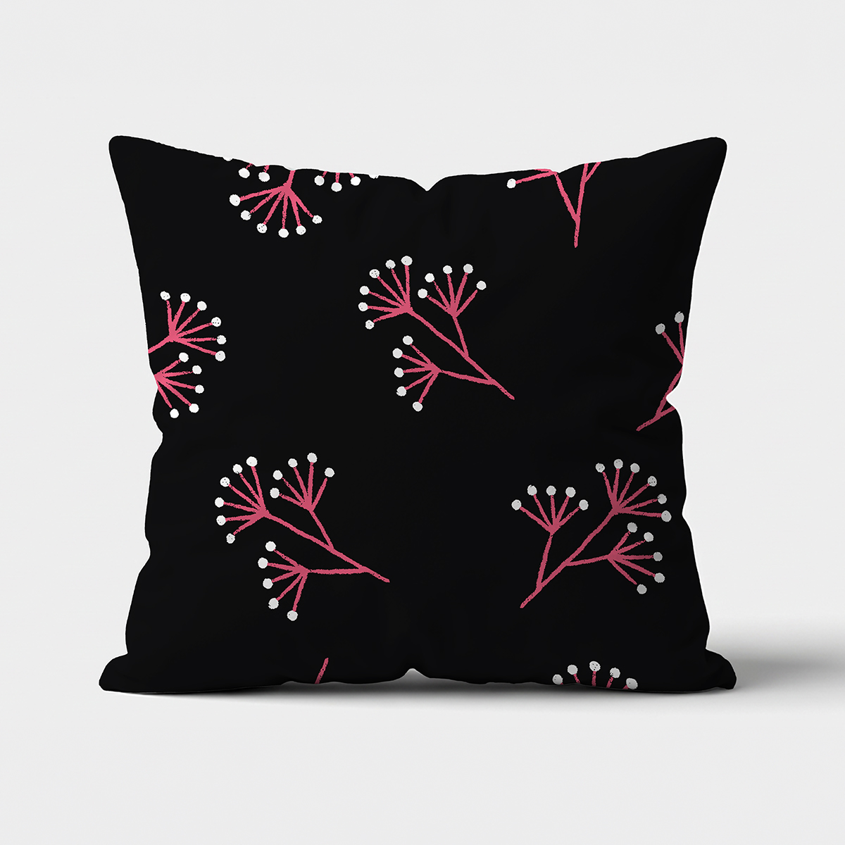 Czarna poduszka dekoracyjna z różowymi gałązkami i białymi kropkami, widok z przodu