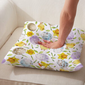 Zbliżenie na materiał i rękę naciskającą poduszkę pokazujące miękkość i fakturę