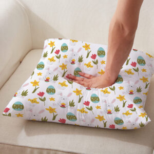 Zbliżenie na detal wzoru z zajączkami, pisklętami i kolorowymi pisankami na tkaninie