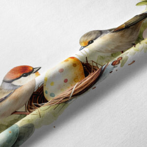 Zbliżenie na detale nadruku: ptak, wiklinowe gniazdko i pastelowa pisanka na tkaninie