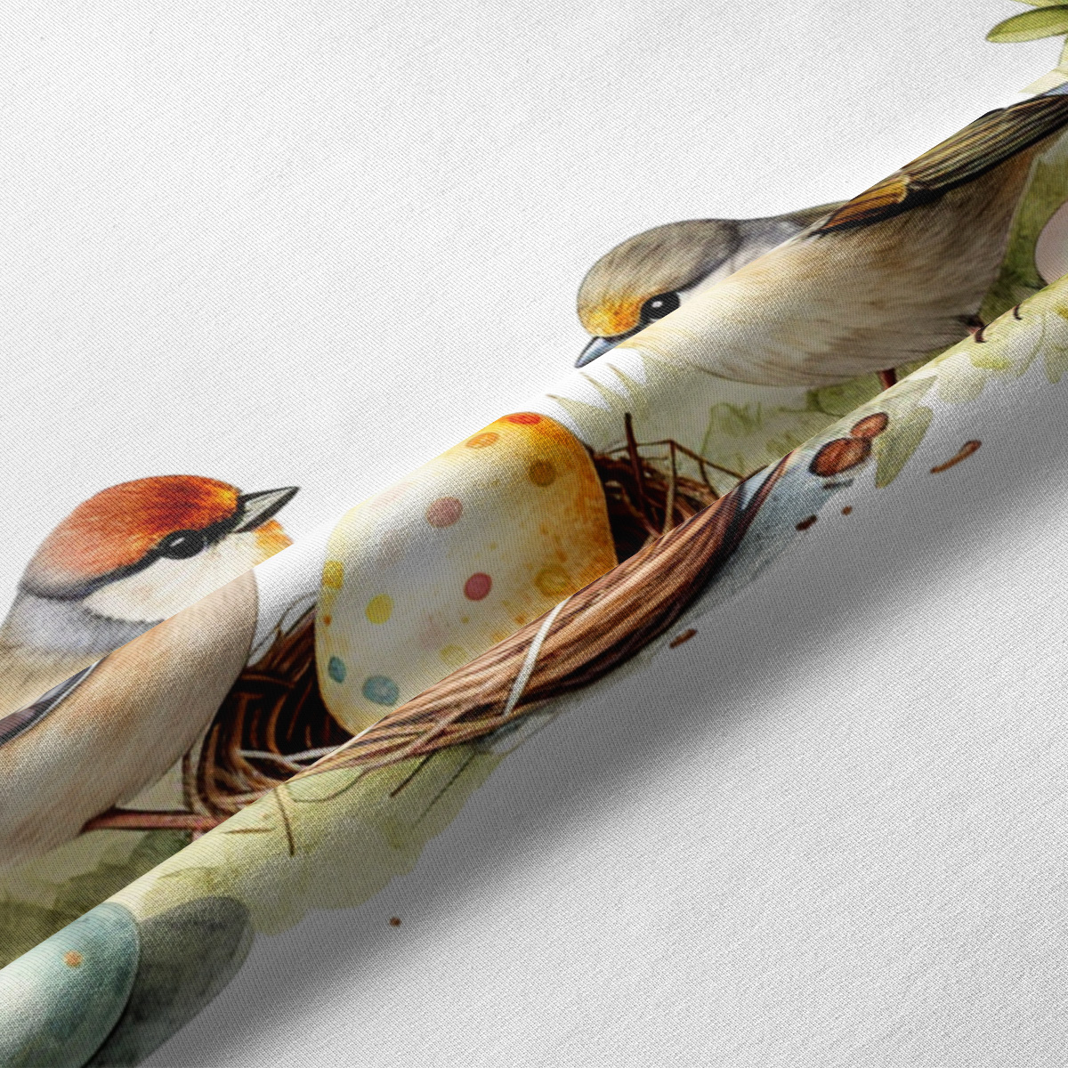 Zbliżenie na detale nadruku: ptak, wiklinowe gniazdko i pastelowa pisanka na tkaninie