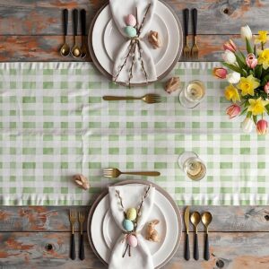 Aranżacja wielkanocnego stołu z bieżnikiem, talerzami, tulipanami i dekoracjami