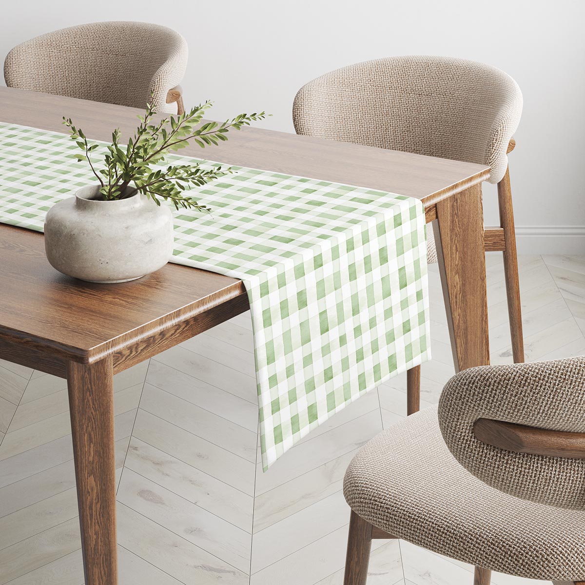 Bieżnik w delikatną kratkę pokazany w nowoczesnym wnętrzu przy drewnianym stole