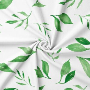 Zbliżenie na fakturę tkaniny i akwarelowe pociągnięcia pędzla tworzące liście