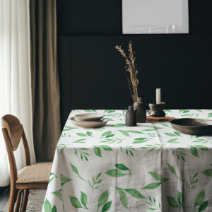 Aranżacja stołu z obrusem w liście w stylu skandynawskim na ciemnym tle