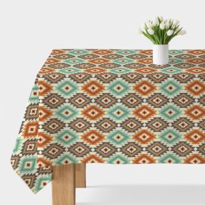 obrus na stole z azteckim geometrycznym wzorem i białym wazonem z tulipanami