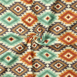 zbliżenie tkaniny pokazujące miętowo-terakotowe romby i fakturę materiału