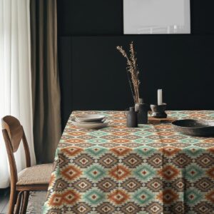 aranżacja stołu z dekoracjami i naczyniami na kolorowym obrusie w etniczne wzory