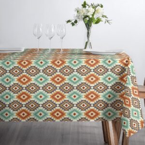 narożnik stołu z wyraźnym azteckim wzorem obrusu i kontrastującym drewnianym krzesłem