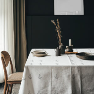 aranżacja stołu w eleganckim wnętrzu z ceramiką i dekoracjami na obrusie