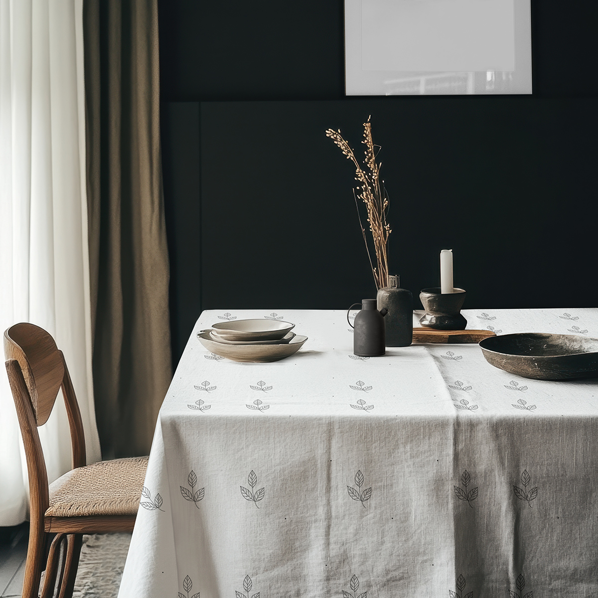 aranżacja stołu w eleganckim wnętrzu z ceramiką i dekoracjami na obrusie