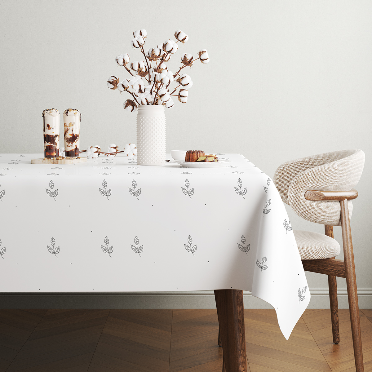 stół z wazonem z suszonymi gałązkami i naturalnymi dodatkami na obrusie z listkami