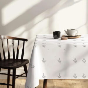 detal krawędzi obrusu i ułożenie wzoru przy brzegu stołu