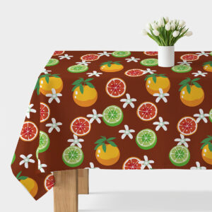 Obrus z wzorem cytrusów i białych kwiatków na brązowym tle, widok główny stołu