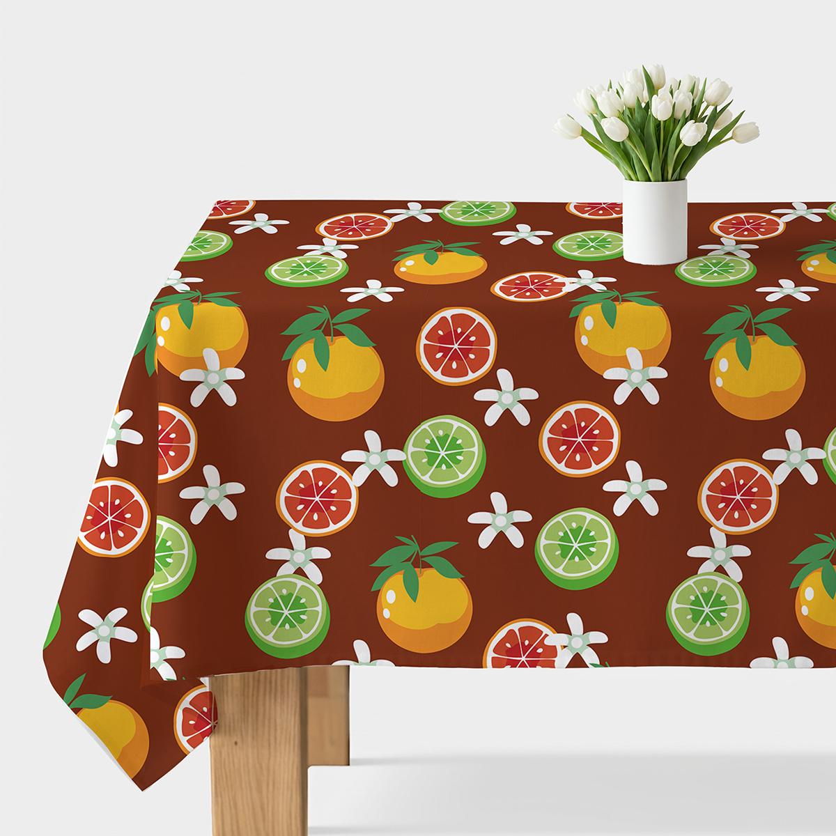 Obrus z wzorem cytrusów i białych kwiatków na brązowym tle, widok główny stołu
