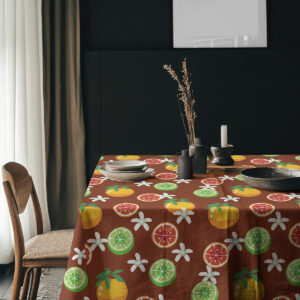 Aranżacja stołu z obrusem, ceramiczną zastawą i naturalnymi dodatkami w jadalni