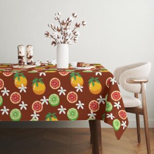 Widok narożnika stołu z rozłożonym obrusem i dekoracyjnym ujęciem krawędzi