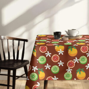 Detal z filiżanką i małą dekoracją na obrusie z cytrusowym wzorem