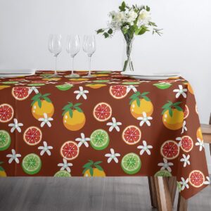 Powtarzalny wzór cytrusów i białych kwiatków na materiale, układ elementów