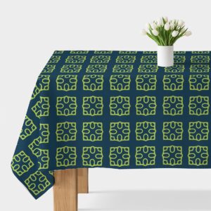 Obrus z limonkowymi kafelkami na granatowym tle, widok z góry z wazonem białych tulipanów