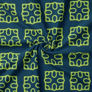 Zbliżenie na materiał obrusu pokazujące detal drukowanego wzoru i fakturę tkaniny