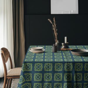 Aranżacja stołu z talerzami i dekoracjami na obrusie z geometrycznym wzorem