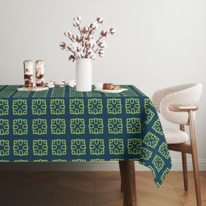 Bok stołu z obrusowym wzorem, widoczny róg i krzesło w naturalnym stylu