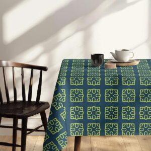 Stołowa scena z filiżanką i dekoracją na tle powtarzalnego motywu limonkowych kafelków