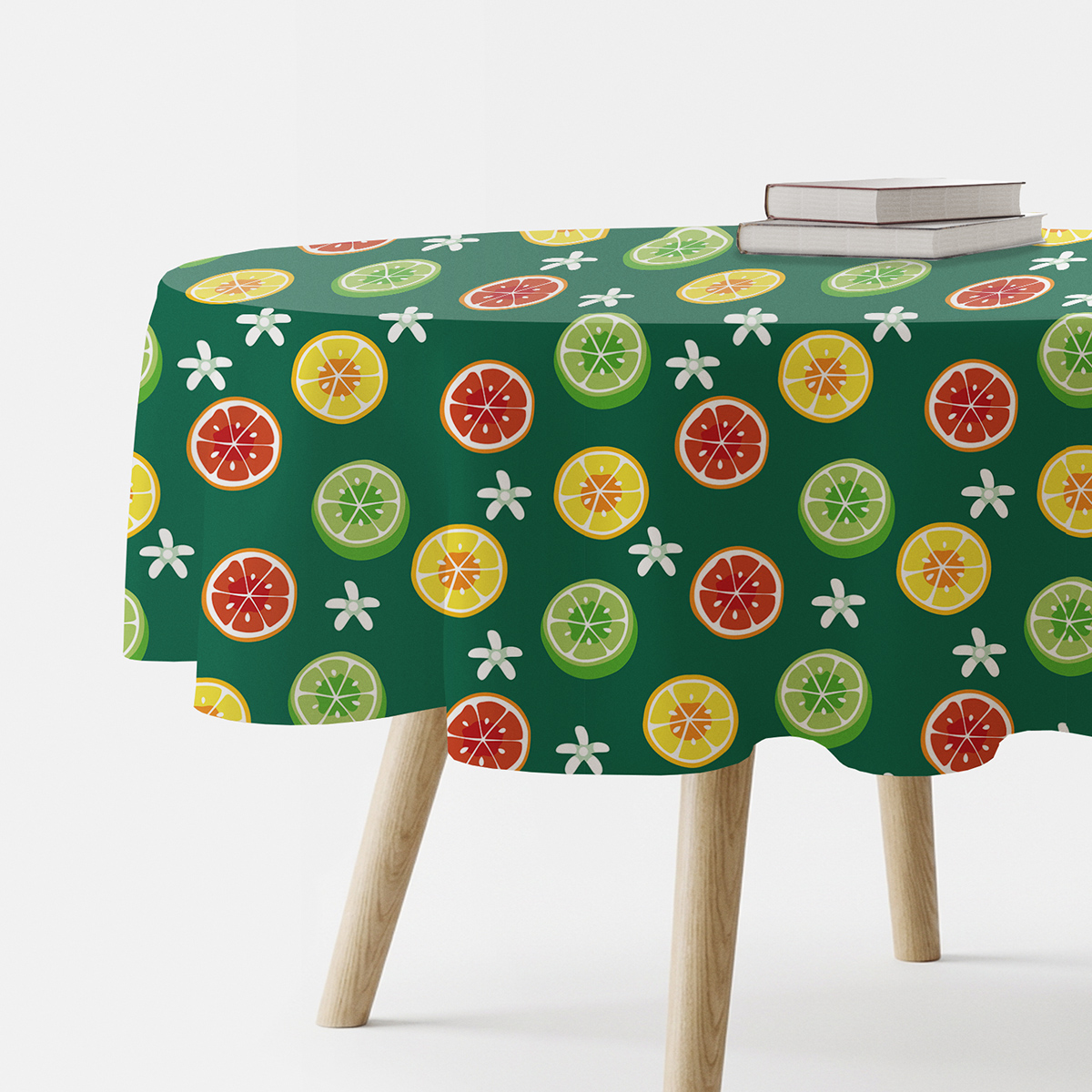 Okrągły obrus na stole z nadrukiem plasterków cytrusów na zielonym tle