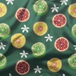 Zbliżenie tkaniny pokazujące kolorowe plasterki cytrusów i białe kwiatuszki