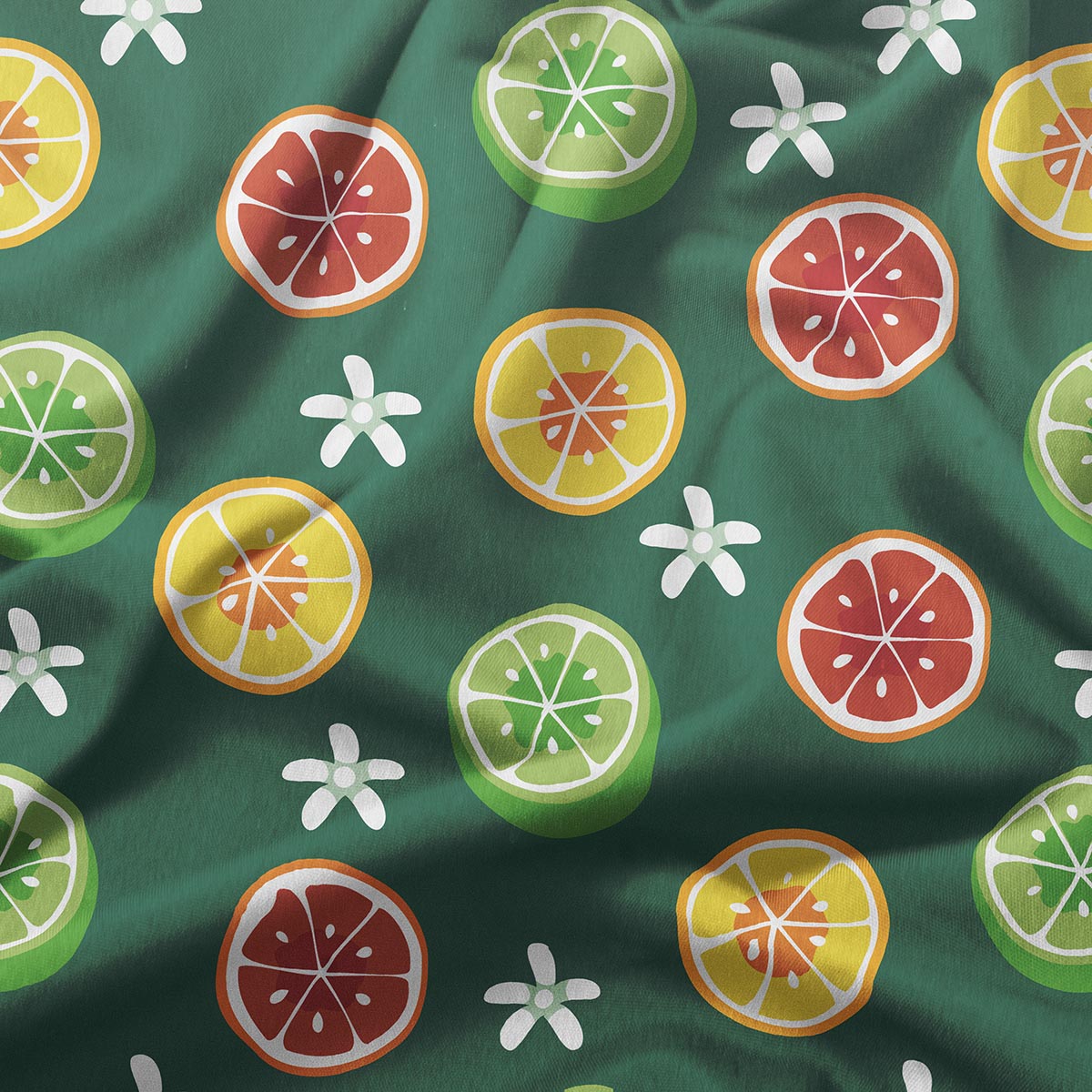 Zbliżenie tkaniny pokazujące kolorowe plasterki cytrusów i białe kwiatuszki