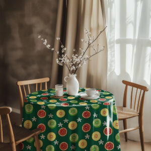 Aranżacja stołu z obrusem, filiżanką i wazonem w przytulnym wnętrzu