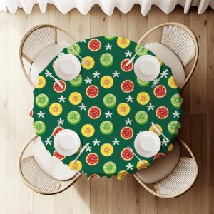 Widok z góry na okrągły stół przykryty obrusem z cytrusowym wzorem