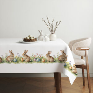 aranżacja stołu ze świątecznymi dekoracjami i obrusem z zajączkami