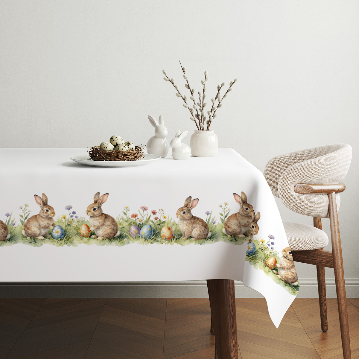 aranżacja stołu ze świątecznymi dekoracjami i obrusem z zajączkami
