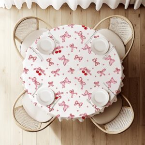 Widok z góry na nakryty stół z rozmieszczonym wzorem kokardek i wisienek wokół nakryć