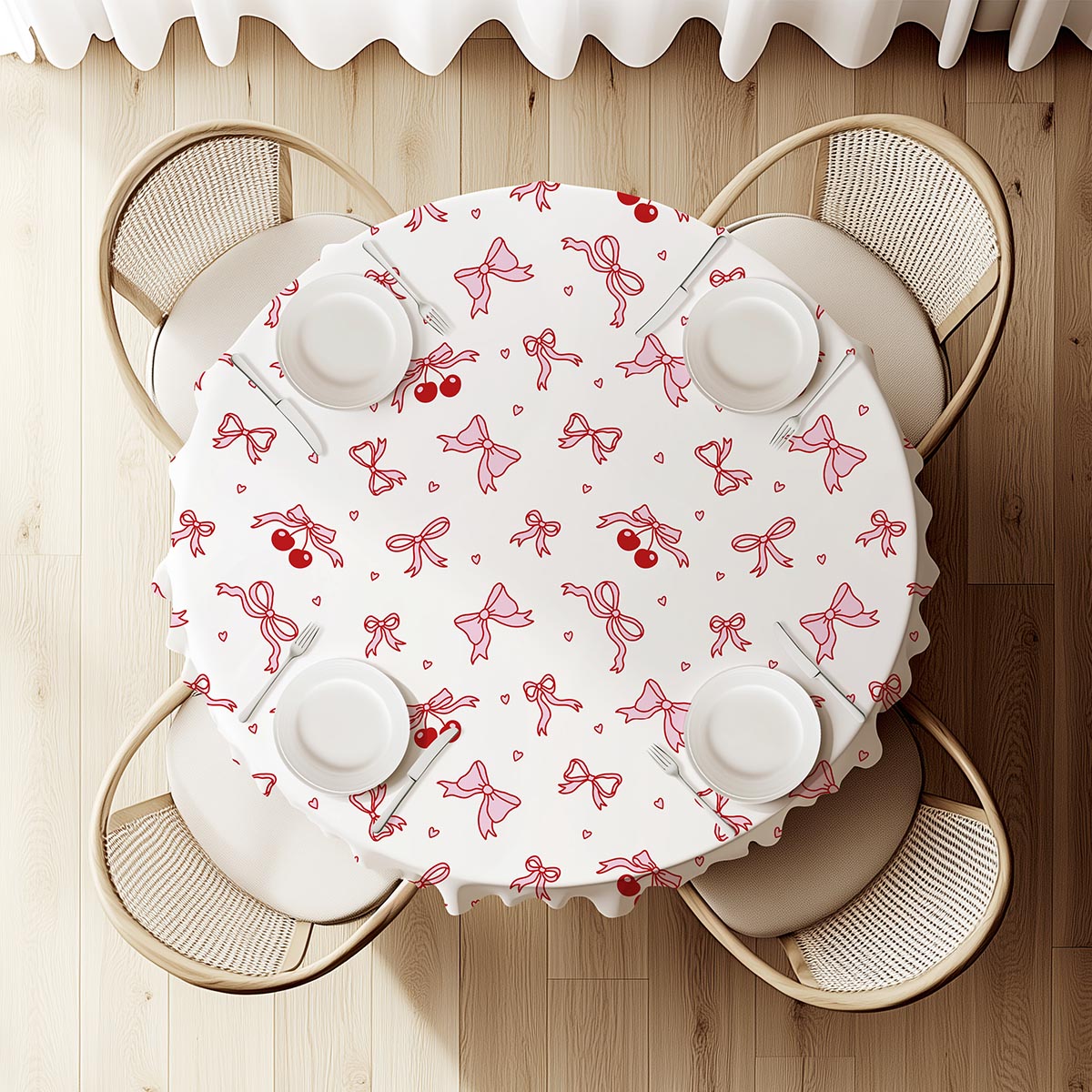 Widok z góry na nakryty stół z rozmieszczonym wzorem kokardek i wisienek wokół nakryć