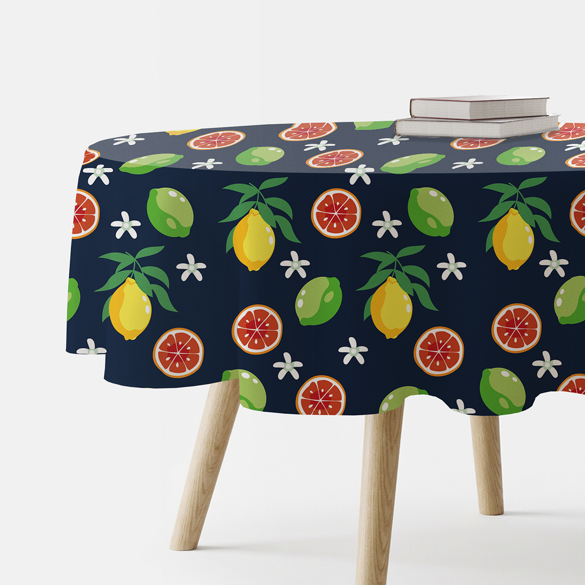 okrągły obrus na granatowym tle z motywem cytrusów ujęcie produktu na stole