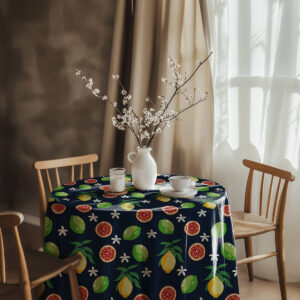 aranżacja stołu z obrusem, wazonem z kwiatami i porcelaną w naturalnym świetle