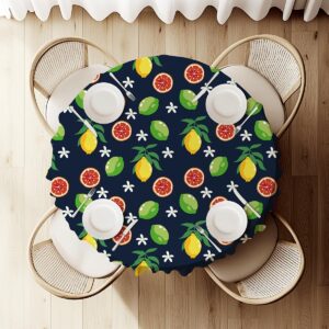 widok z góry na okrągły stół udekorowany obrusem z radosnym wzorem cytrusów