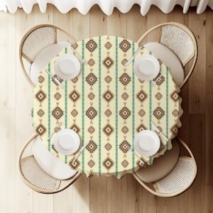 widok z góry na ustawiony stół z okrągłym obrusem w etniczny wzór