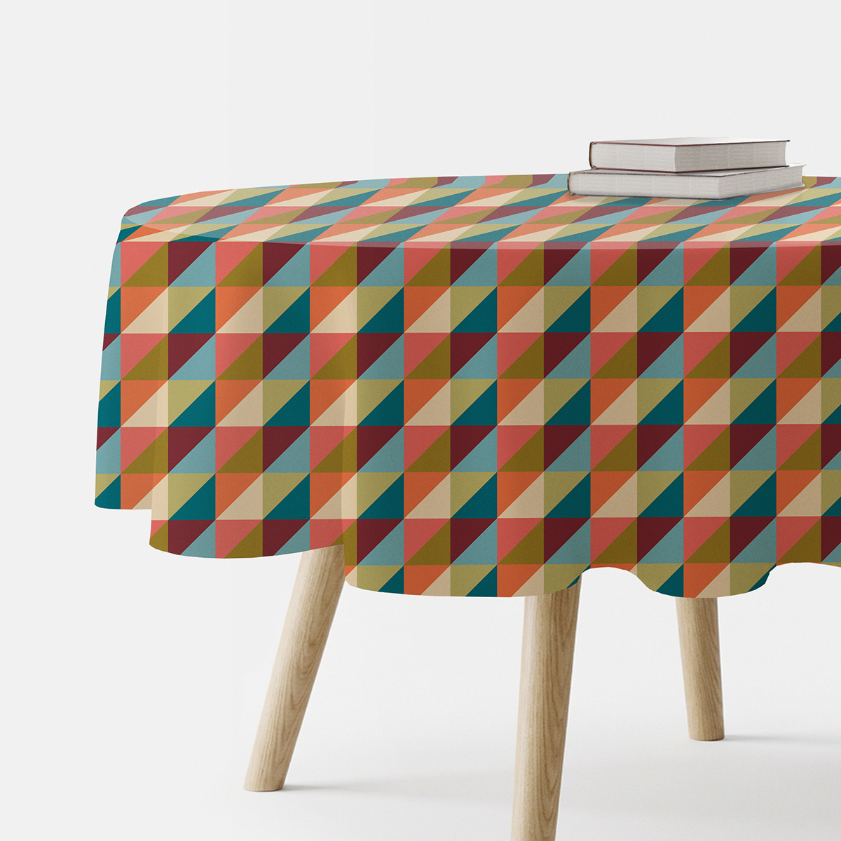 okrągły obrus z geometrycznym wzorem trójkątnej mozaiki rozłożony na drewnianym stole