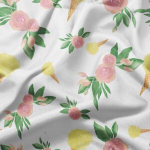 zbliżenie na tkaninę z akwarelowymi różami, zielonymi liśćmi i detalem żółtego rożka lodowego