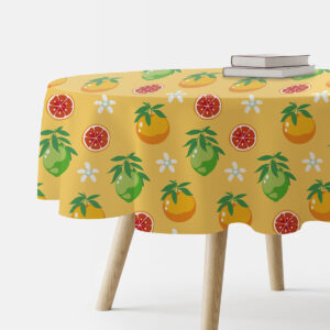 okrągły obrus z wzorem pomarańczy, limonek i białych kwiatów na żółtym tle, widok z boku