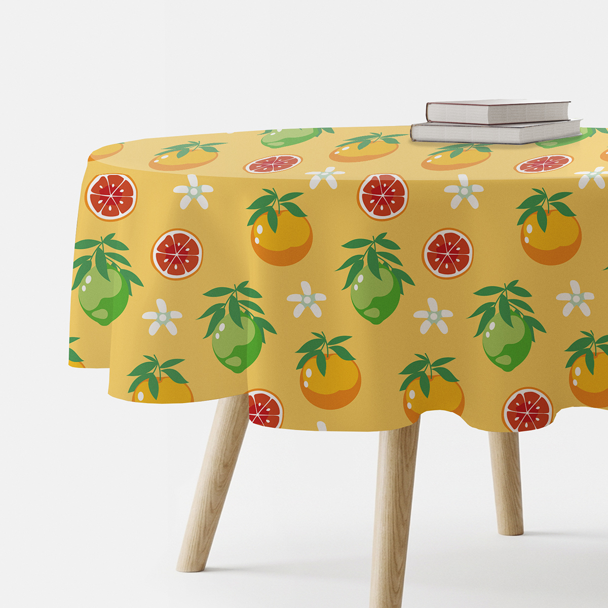 okrągły obrus z wzorem pomarańczy, limonek i białych kwiatów na żółtym tle, widok z boku