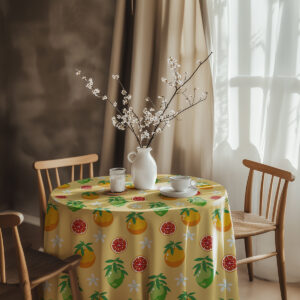 aranżacja stołu z obrusem, wazon z kwiatami i filiżanką, ciepłe wnętrze